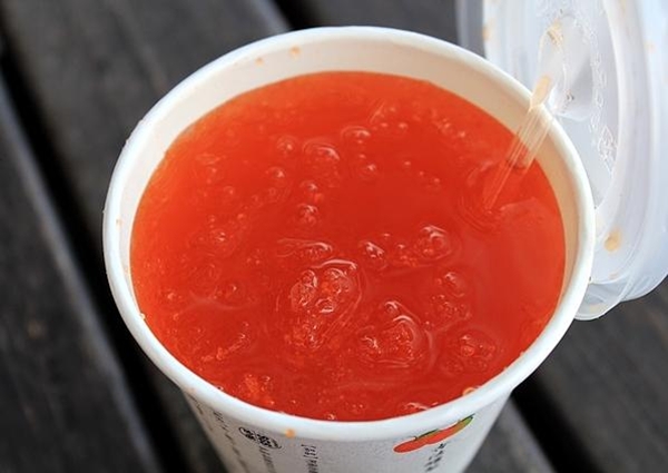 Một ly nước ô mai chua có giá 30 TWD (tương đương 21 nghìn)