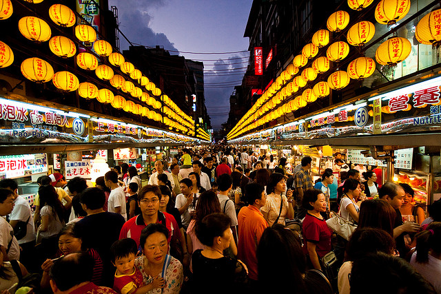 Đài Loan chỉ là một hòn đảo nhỏ, nhưng lại có rất nhiều chợ đêm. Phần lớn các chợ đêm ngoài trời rất được yêu thích, đặc biệt tại đây có nhiều món ăn đường phố rất ngon mà người địa phương gọi là “xiao-chi”, nghĩa là “đồ ăn nhẹ″.